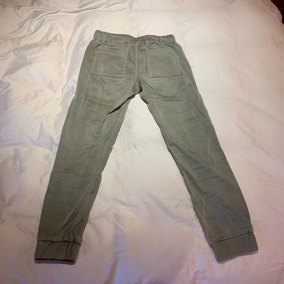 The famous Bella Dahl Pocket Joggers in Sage - Picture 3 of 5